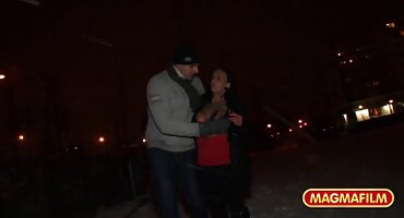 sex loli trung Brunette được kiêm trên ngực của cô. phim xec bo chong nang dau